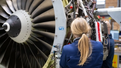 Eine MTU-Mitarbeiterin bei der Wartung einer Turbine. (Archiv) (Foto: Sebastian Gollnow/dpa)