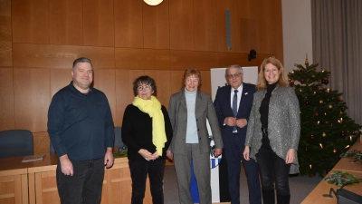 Markus Wilfinger, Claude Börner und Jutta Polito-Trösch (von links) bringen es zusammen auf 115 Jahre Dozententätigkeit bei der Volkshochschule im Landkreis. Geehrt wurden sie von Landrat Helmut Weiß und Geschäftsstellenleiterin Evelyn Volk (weiter von links). (Foto: Anita Dlugoß)