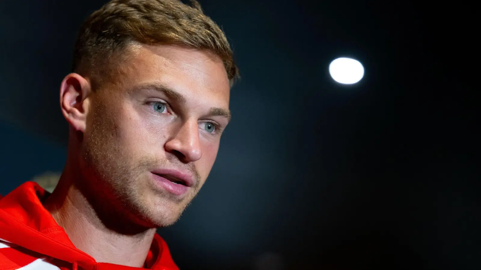 Joshua Kimmich äußert sich vor dem Auftaktspiel gegen Auckland in Cincinnati auch zu Transferaufgaben des FC Bayern. (Foto: Sven Hoppe/dpa)