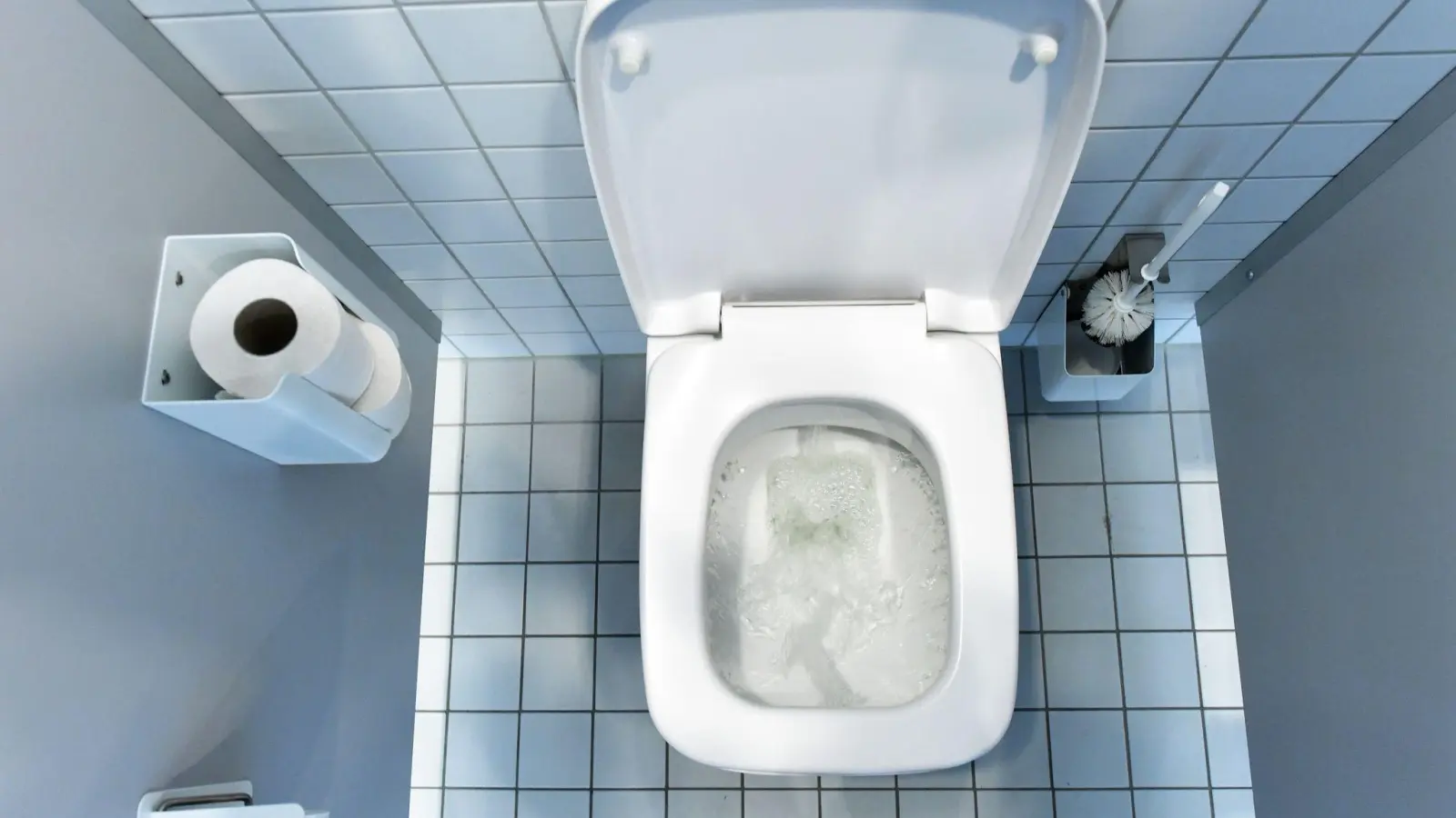 Knapp 40 Prozent mehr muss in der Gemeinde Weihenzell künftig für die Abwasserentsorgung gezahlt werden. (Symbolbild: Ralf Hirschberger/dpa-Zentralbild/dpa)