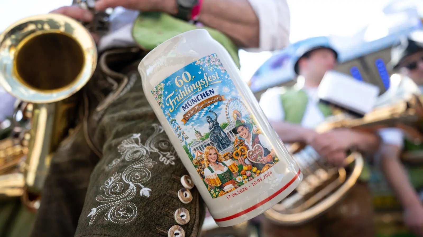 Der mit KI gestaltete Maßkrug mit der Aufschrift „Grüs Gott“ statt „Grüß Gott“ sorgt für Wirbel.    (Foto: Lukas Barth-Tuttas/dpa)