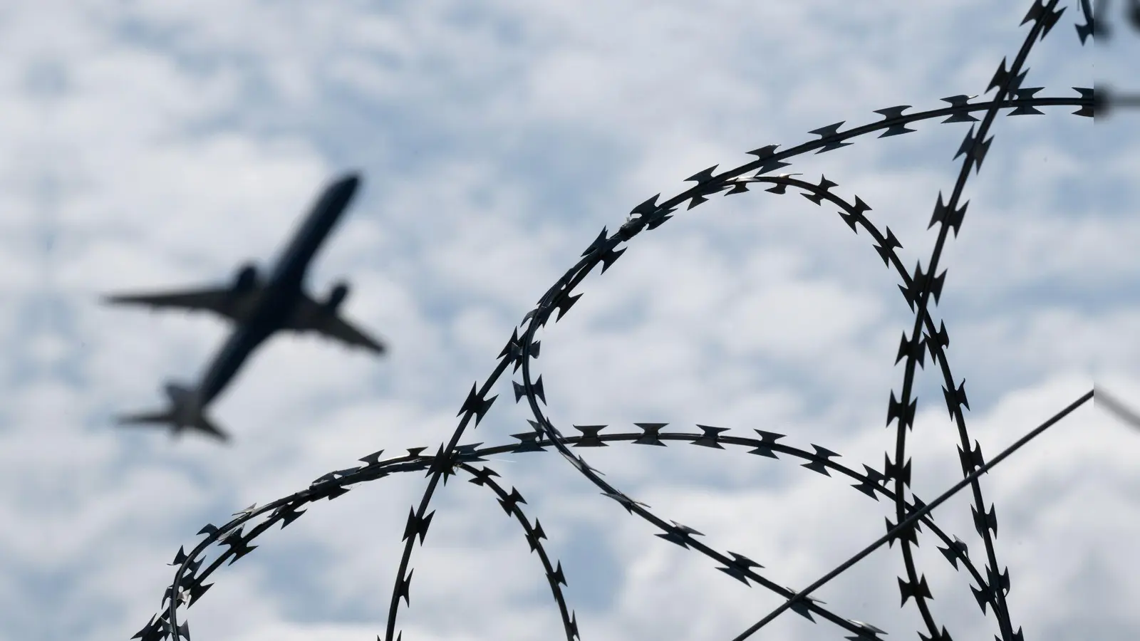 Die EU-Innenminister haben sich auf eine Liste sogenannter sicherer Herkunftsstaaten geeinigt, die in allen EU-Ländern gelten soll. (Symbolbild) (Foto: Sebastian Gollnow/dpa)