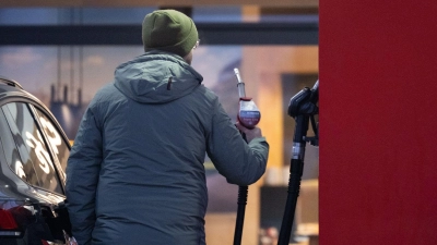 Tanken ist in Deutschland ein teures Unterfangen geworden. Das schlägt sich von Ansbach bis Burghaslach unterschiedlich nieder. (Symbolbild: Sebastian Kahnert/dpa)
