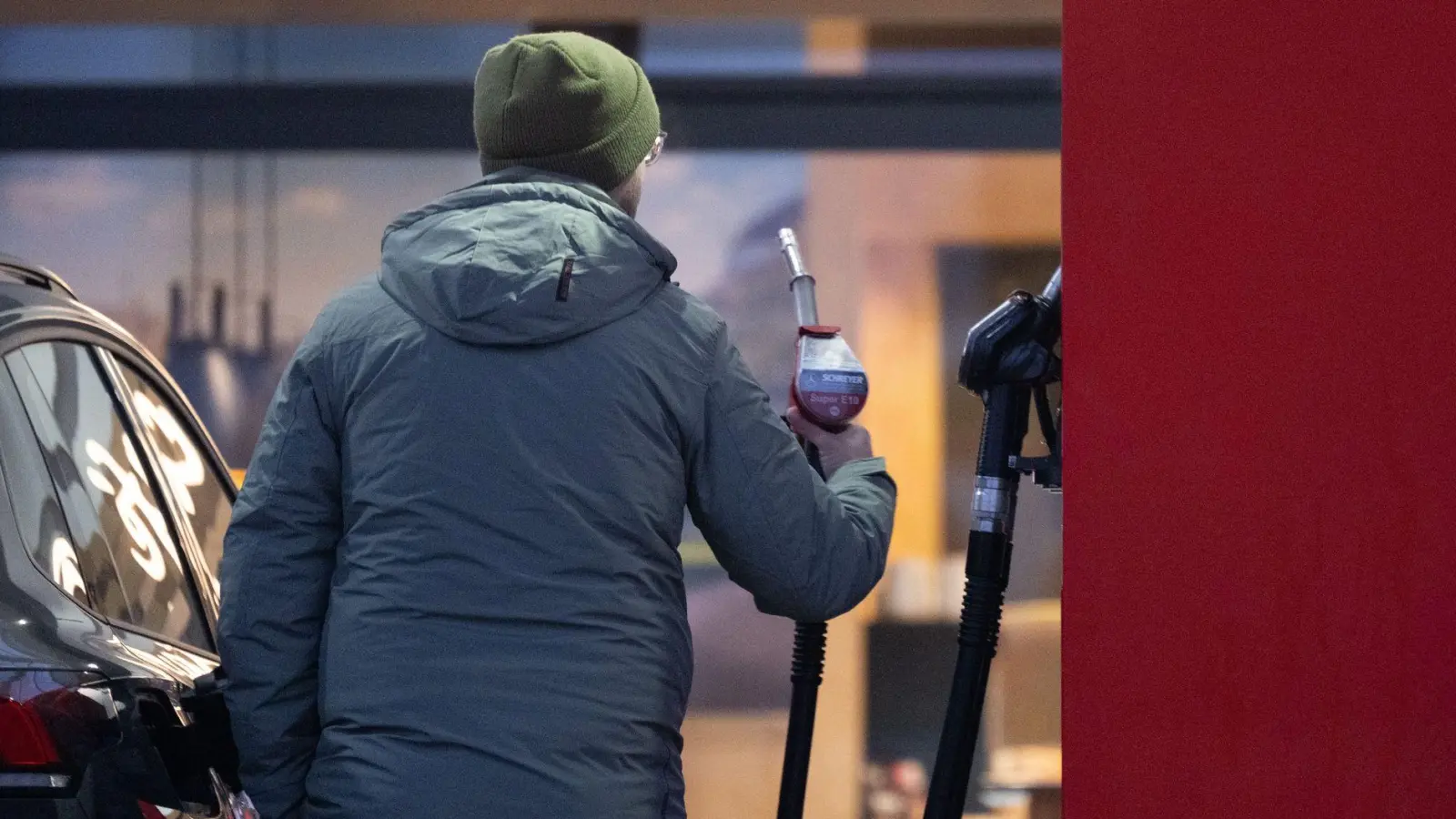 Tanken ist in Deutschland ein teures Unterfangen geworden. Das schlägt sich von Ansbach bis Burghaslach unterschiedlich nieder. (Symbolbild: Sebastian Kahnert/dpa)
