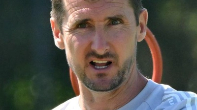 Miroslav Klose bittet zur ersten Trainingseinheit dieses Sommers. (Foto: Martin Schutt/dpa)