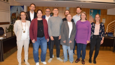 Bürgermeisterin Sandra Winkelspecht (links) sowie ihre Stellvertreter Peter Haag (Vierter von links) und Helge Schneider (Zweiter von links) mit den neuen Mitgliedern des Emskirchener Gemeinderates.  (Foto: Patrick Lauer)