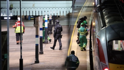 Rettungskräfte arbeiten auf dem Bahnsteig des Bahnhofs Huntingdon in England, nachdem mehrere Personen niedergestochen worden waren. (Foto: Chris Radburn/PA Wire/dpa)