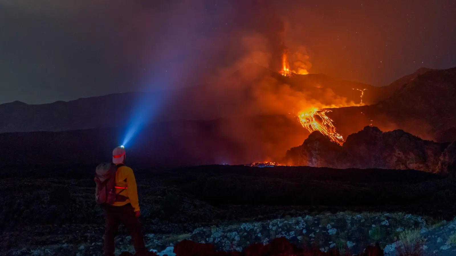 Die Lavaströme des Ätna ziehen viele Schaulustige an. (Foto: Salvatore Allegra/AP/dpa)