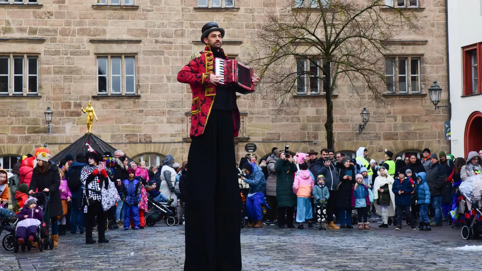 Vom Stadthaus in der Ansbacher Innenstadt ziehen die jungen Narrinnen und Narren in Richtung Onoldiasaal. Dort ging das bunte Treiben erst richtig los. (Foto: Irmeli Pohl)