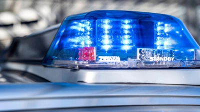 Ein Blaulicht leuchtet auf dem Dach eines Polizeiwagens. (Foto: David Inderlied/dpa/Symbolbild)