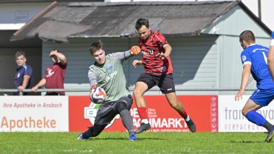  Florian Haag (im roten Trikot) erzielte das 1:0 für den Tabellendritten Wernsbach-Weihenzell beim Schlusslicht ESV Ansbach-Eyb (Torwart Jona Batz). (Foto: Martin Rügner)