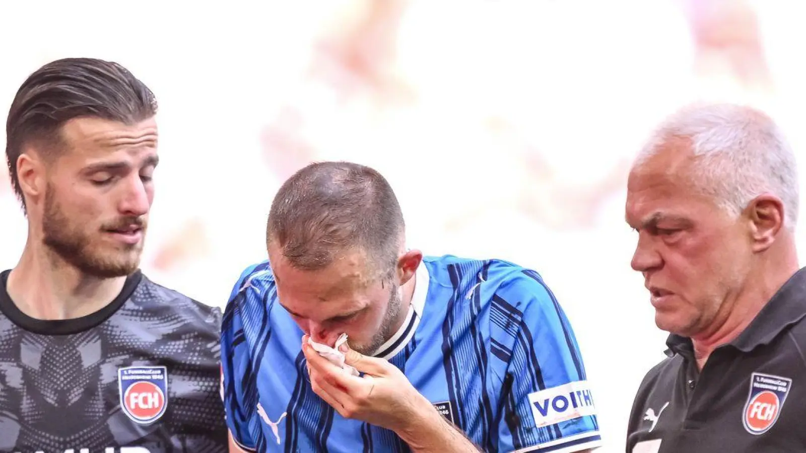 Jonas Föhrenbach erleidet beim Spiel in München einen Nasenbeinbruch. (Foto: Harry Langer/dpa)