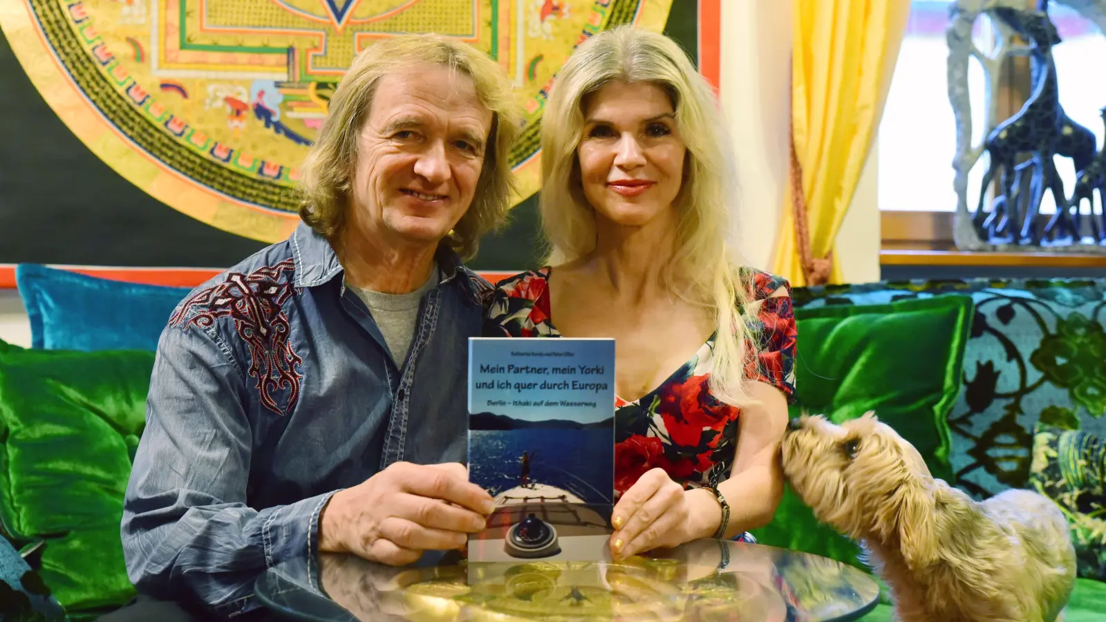 Zwei Jahre haben sie gebraucht: In ihrem Buch „Mein Partner, mein Yorki und ich quer durch Europa“ erzählen Katharina Korda und Peter Diller von ihrer Reise von Berlin bis zur griechischen Insel Ithaka. (Foto: Irmeli Pohl)