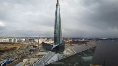 Blick auf den Geschäftsturm Lakhta Centre, den Hauptsitz des russischen Gasmonopols Gazprom. (Foto: Dmitri Lovetsky/AP/dpa)