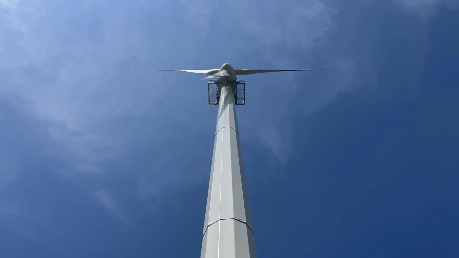Auch Strom kann künftig ein Grundstoff für Wärme werden. Unser Bild zeigt eine private Kleinwindkraftanlage, die im Petersauracher Gemeindeteil Langenloh in den Sommerhimmel ragt. (Foto: Lara Hausleitner)