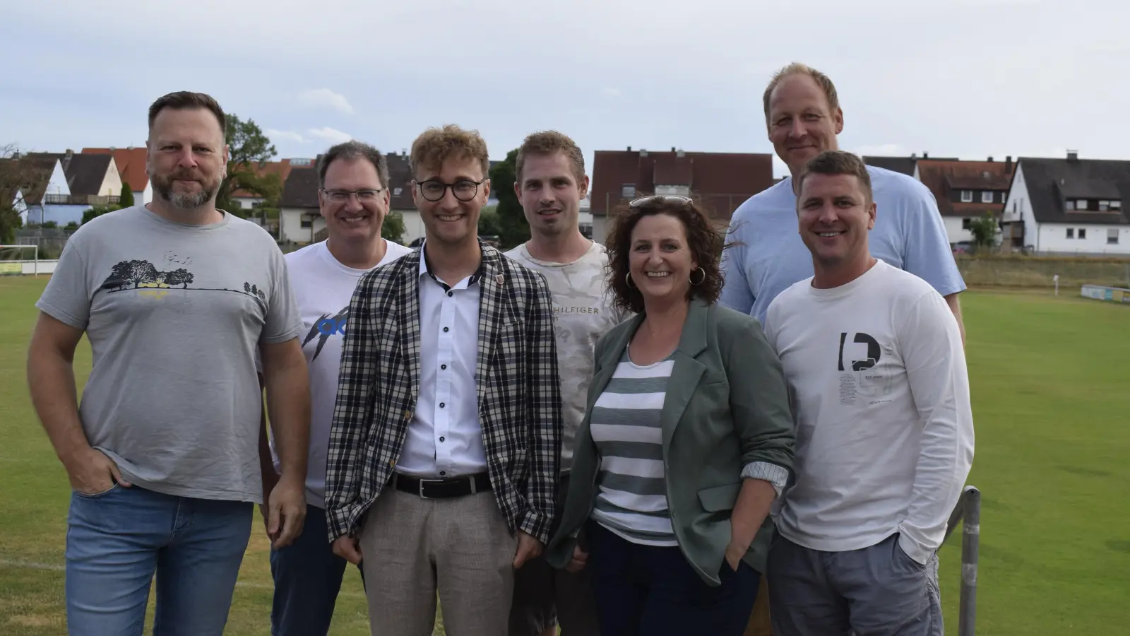 Neben dem amtierenden Bürgermeister Marco Meier (Dritter von links), der sich wieder aufstellen ließ, werden sich auch Mario Lindemann, Markus Hellmann, Sebastian Weeger, Diana Fichtner, Daniel Hesse und Stefan Sellinger (von links) erneut als Stadträte zur Wahl stellen. (Foto: Christina Özbek)