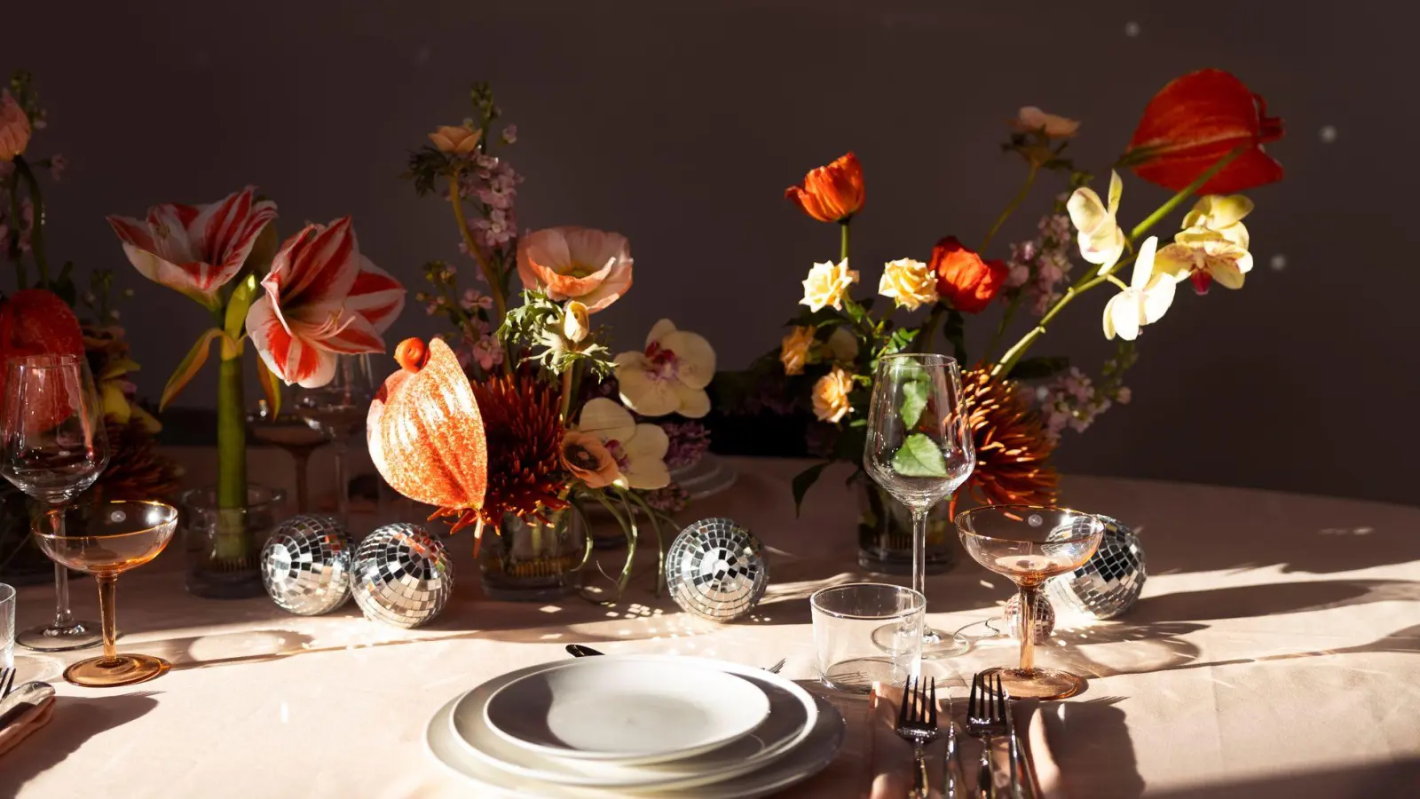 Schön arrangiert: Auch Blumen können als weihnachtliche Dekoration auf der Festtafel glänzen. (Foto: tollwasblumenmachen.de/dpa-tmn)