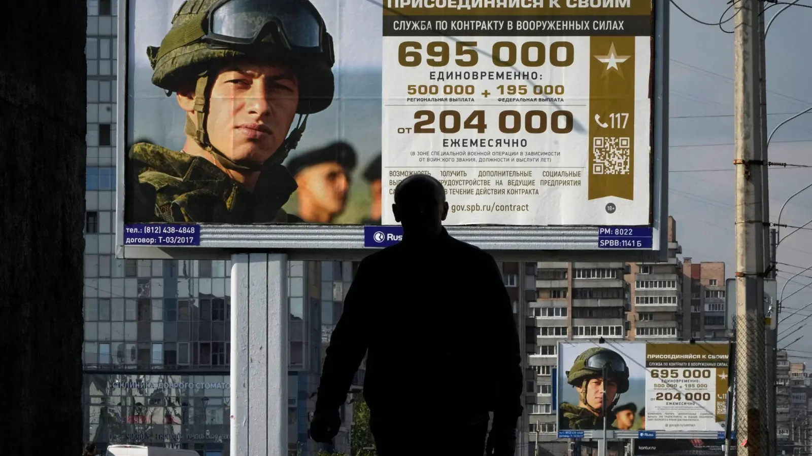 Plakate in St. Petersburg werben für den Wehrdienst in der russischen Armee. (Foto: Dmitri Lovetsky/AP/dpa)