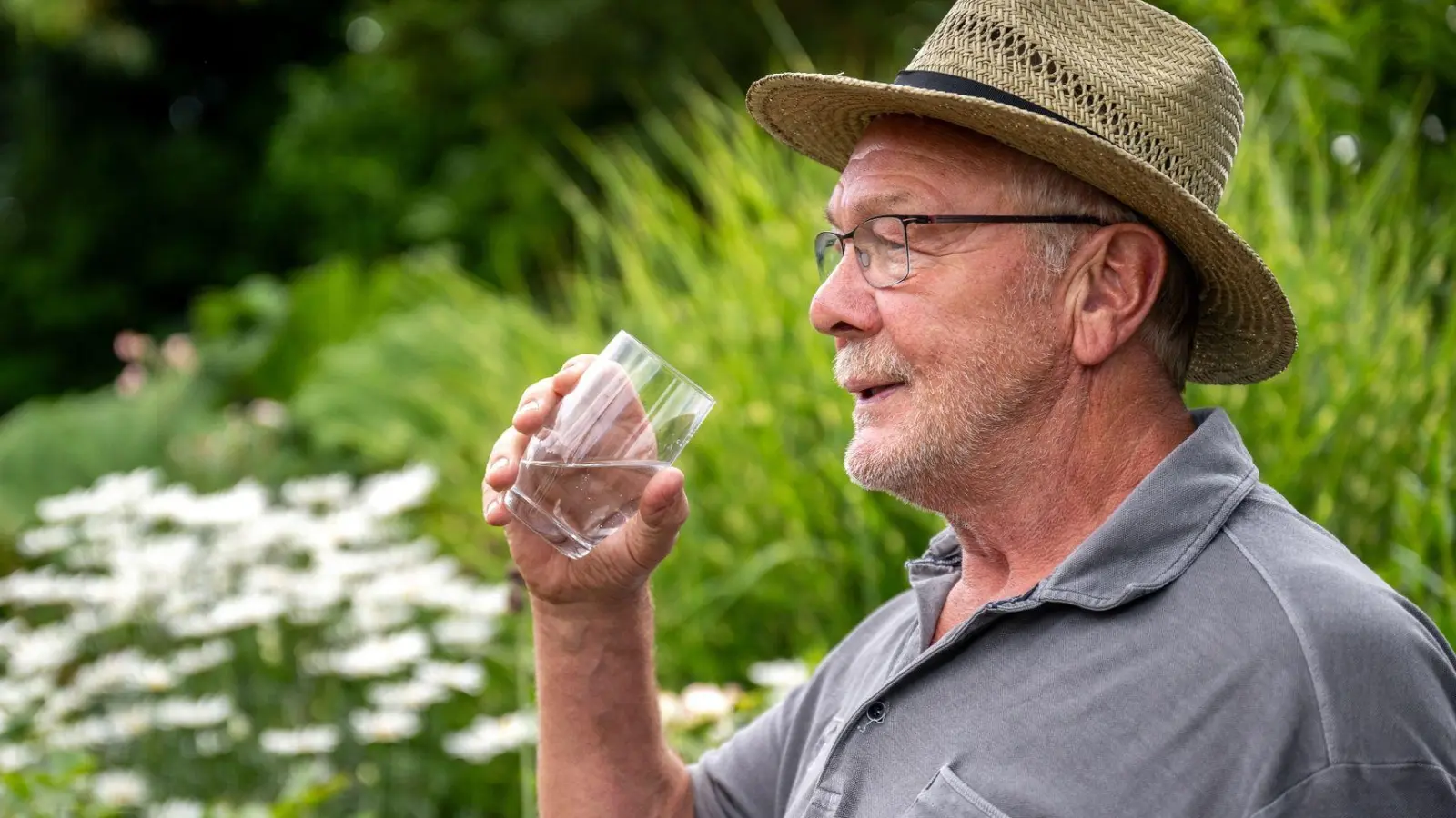 Trinken nicht vergessen! Mit einfachen Tricks wird der regelmäßige Griff zum Wasserglas selbstverständlich. (Foto: Benjamin Nolte/dpa-tmn/dpa)