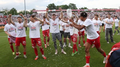 Die Würzburger Kickers ließen es nach der Relegation krachen. (Archivbild) (Foto: Karl-Josef Hildenbrand/dpa)