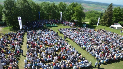 Die Landschaft um den Hesselberg bot die imposante Kulisse für den Kirchentag, zu dem Landesbischof Christian Kopp nun jedes Jahr kommen will. (Foto: Peter Tippl)