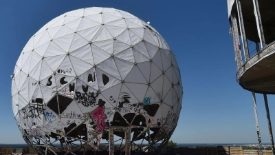 Street-Art auf den Teufelsberg: Bis zum 14. April gibt es Sonderveranstaltungen zu nicht so viel besuchten Berliner Orten - hier ein alter Lauschposten auf dem „Teufelsberg“. (Foto: Jens Kalaene/dpa-Zentralbild/dpa)