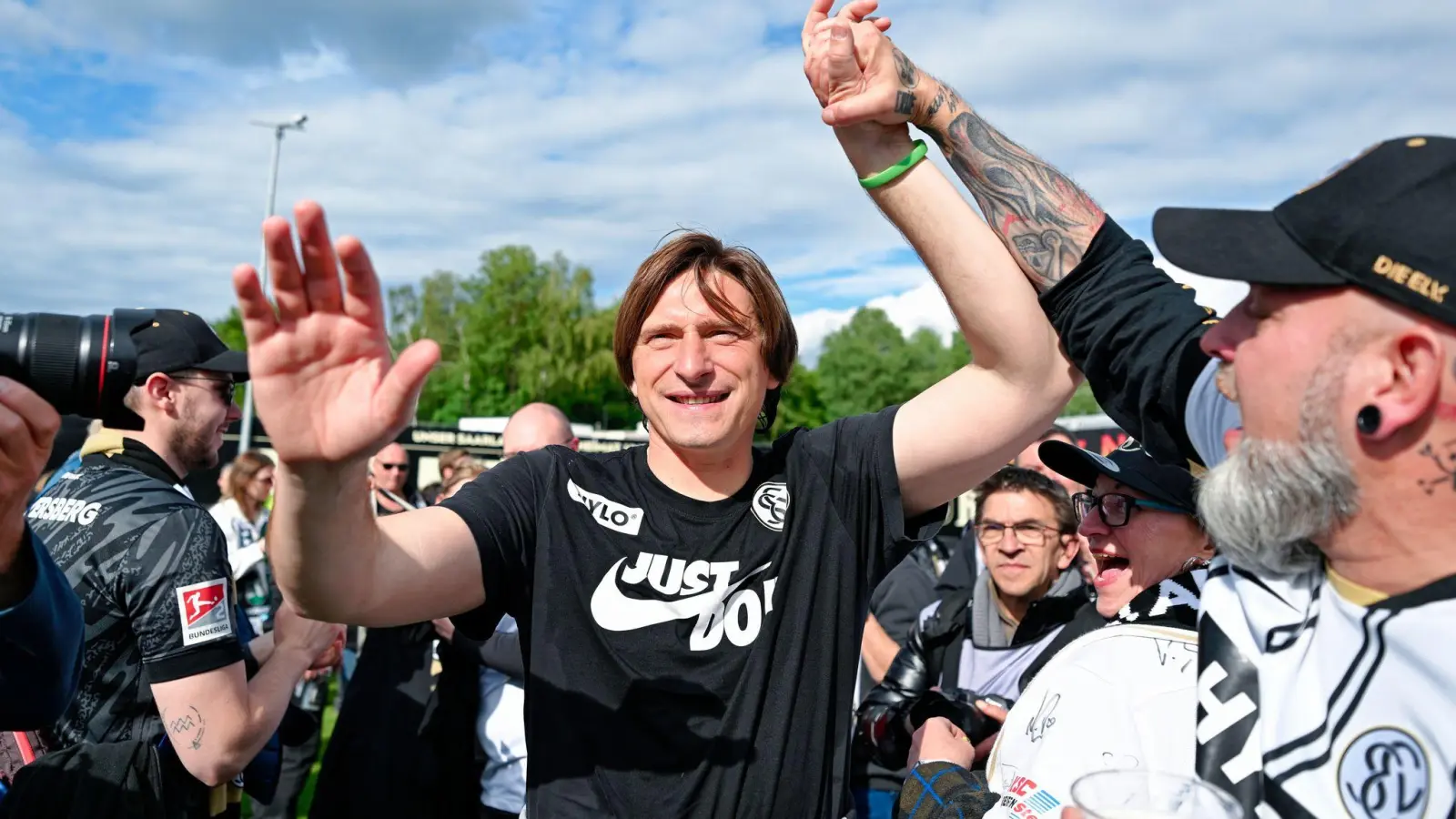 Elversberg-Coach Vincent Wagner jubelt mit den Fans über den Aufstieg.  (Foto: Uwe Anspach/dpa)