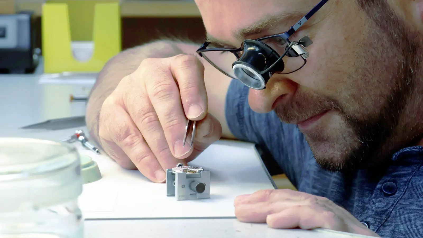 Ohne Lupe kann er die vielen kleinen Zahnrädchen kaum richtig einsetzen. (Foto: Andreas Reum)