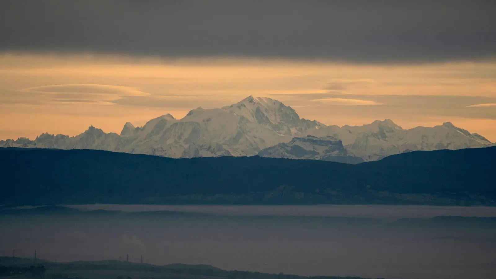 Erst kürzlich ging am Montblanc eine Lawine ab und verschüttete möglicherweise mehrere Skifahrer. Nun starben zwei Deutsche durch herabfallendes Gletschereis. (Foto: Laurent Cipriani/AP/dpa)