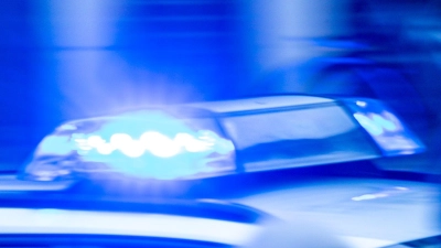 Die Polizei wurde in der Nacht auf Sonntag in Wassertrüdingen zu einem Ehestreit gerufen, der in häuslicher Gewalt endete.  (Symbolbild: Jens Büttner/dpa)
