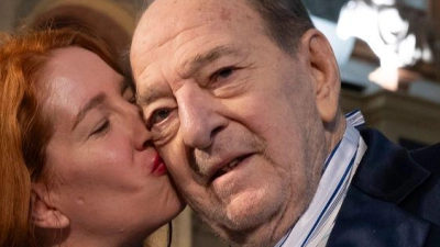 Siegel und seine Frau Laura bei einer Ordensverleihung. (Archivfoto) (Foto: Peter Kneffel/dpa)