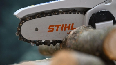 Wegen der schwierigen Marktlage sollen bei Stihl weltweit Hunderte Stellen wegfallen. (Archivbild) (Foto: Bernd Weißbrod/dpa)