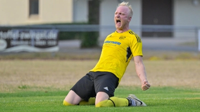 Marco Volkert vom SV Losaurach jubelt hier nicht nur über sein erstes Tor der Saison für ihn persönlich. Er feiert auch den allerersten Punktspieltreffer im Fußballkreis Nürnberg/Frankenhöhe in der Spielzeit 2026/27 überhaupt.  (Foto: Martin Rügner)