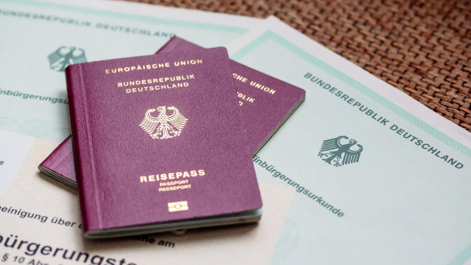 Staatsanwaltschaft und Polizei Aschaffenburg ermitteln im Zusammenhang mit mutmaßlich gefälschten Sprachzertifikaten. (Symbolbild) (Foto: Fernando Gutierrez-Juarez/dpa)