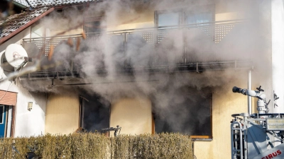 Das Gebäude war nach dem Feuer vorerst nicht mehr bewohnbar. (Foto: Lars Haubner/News5/dpa)