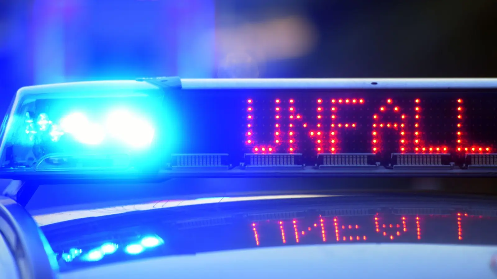 Bei einem Unfall in Obertaschendorf ist am Freitag ein Auto in einem Weiher gelandet. (Symbolbild: Stefan Puchner/dpa)