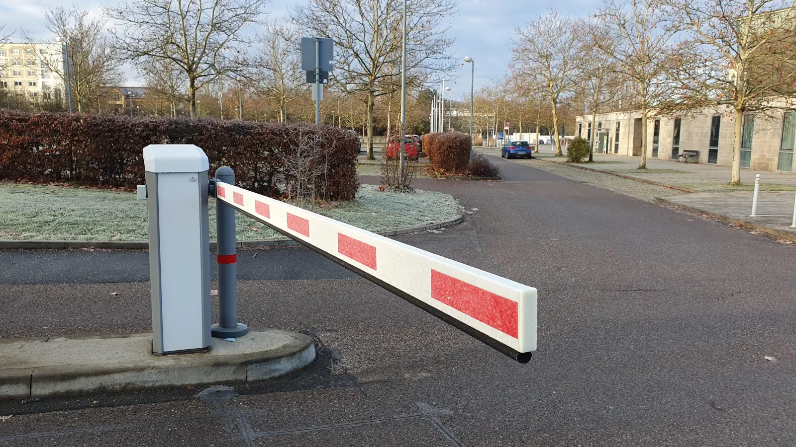 Die Schranken und der Parkplatz am KKC selbst sorgen derzeit für Gesprächsstoff. (Foto: Anna Franck)