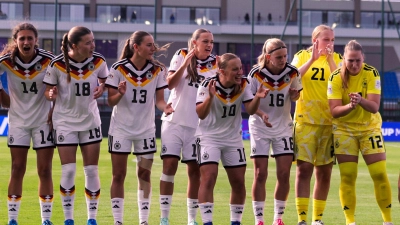 Feuern sich an: Die U17-Juniorinnen bei der WM mit Dana Keßler (Nummer 16). (Foto: DFB/dpa Picture-Alliance/Omar Ennasri)
