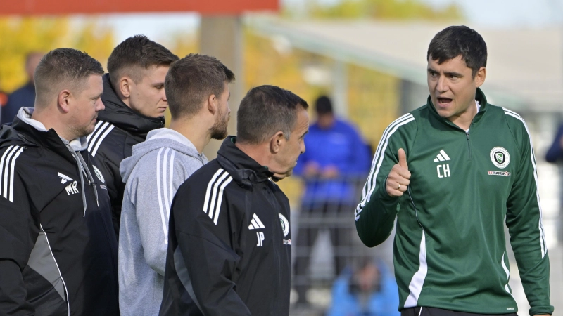 „Wir wollen auf keinen Fall die U19 im Aufstiegskampf schwächen:” Christoph Hasselmeier (rechts, hier mit den Trainern). (Foto: Martin Rügner)