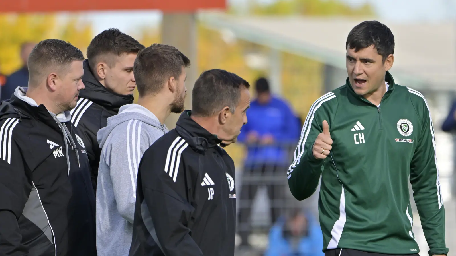 „Wir wollen auf keinen Fall die U19 im Aufstiegskampf schwächen:” Christoph Hasselmeier (rechts, hier mit den Trainern). (Foto: Martin Rügner)