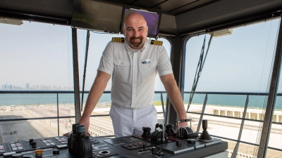 Der Ansbacher Günter Batzner hat seinen Traumberuf gefunden: Er ist Kapitän auf der Mein Schiff 4. Die Weihnachtszeit verbringt er im Arabischen Golf, dann geht es weiter Richtung Südafrika. (Foto: Gordon Martin)