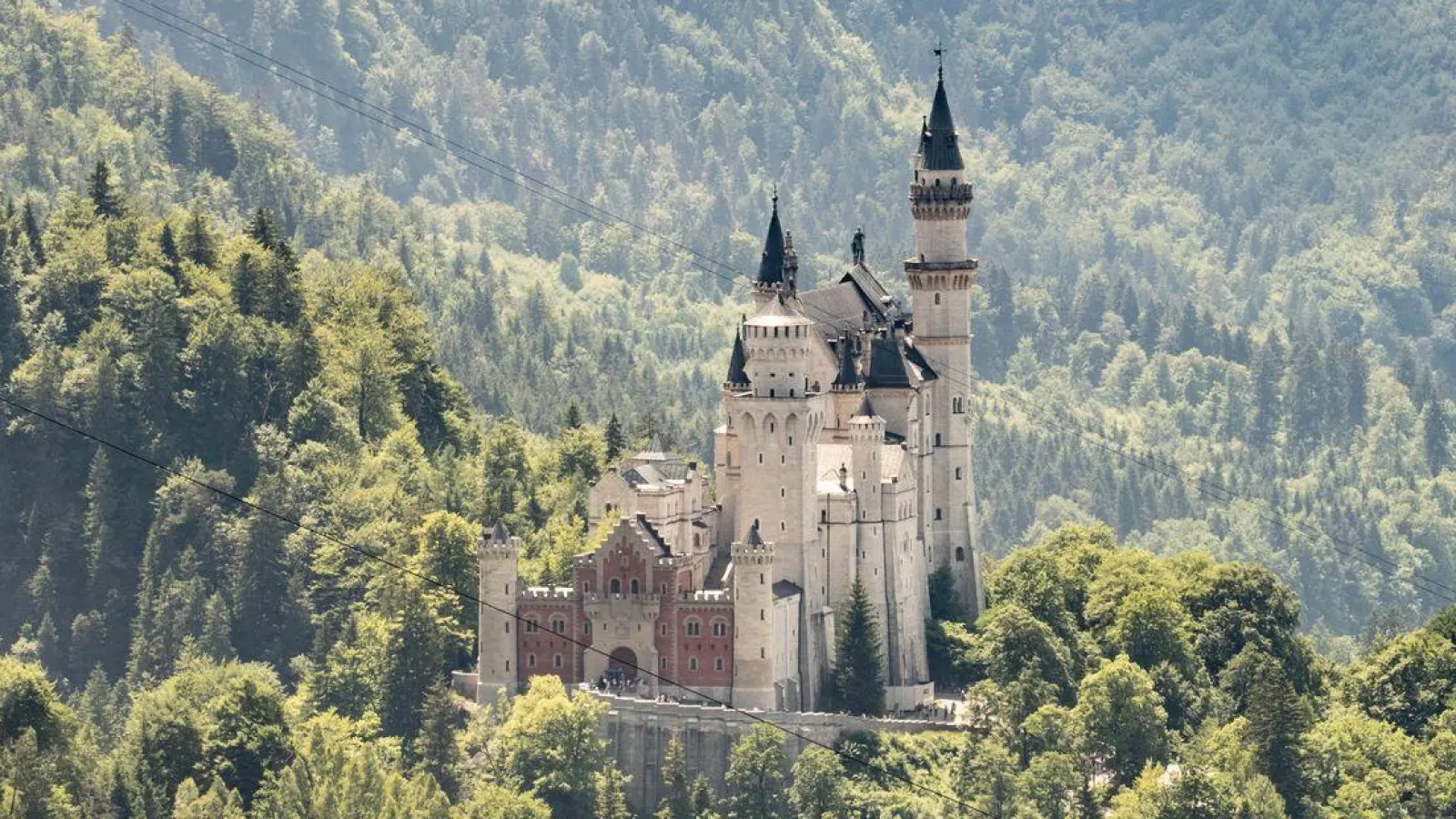 Schloss Neuschwanstein im Allgäu ist das bekannteste der vier Schlösser von Ludwig II. (Archivbild) (Foto: Frank Rumpenhorst/dpa)