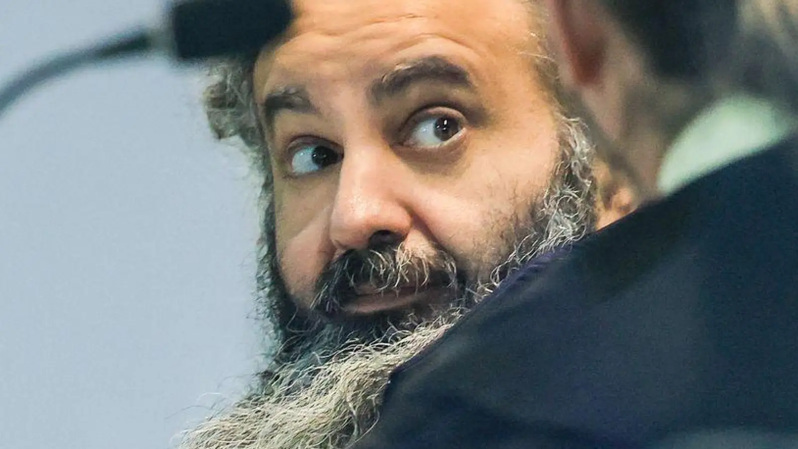 Der Angeklagte Taleb al-Abdulmohsen sitzt zu Prozessbeginn in einem kugelsicheren Glaskasten im Gerichtssaal im temporären Gerichtsgebäude des Landgerichtes Magdeburg. (Foto: Jan Woitas/dpa)