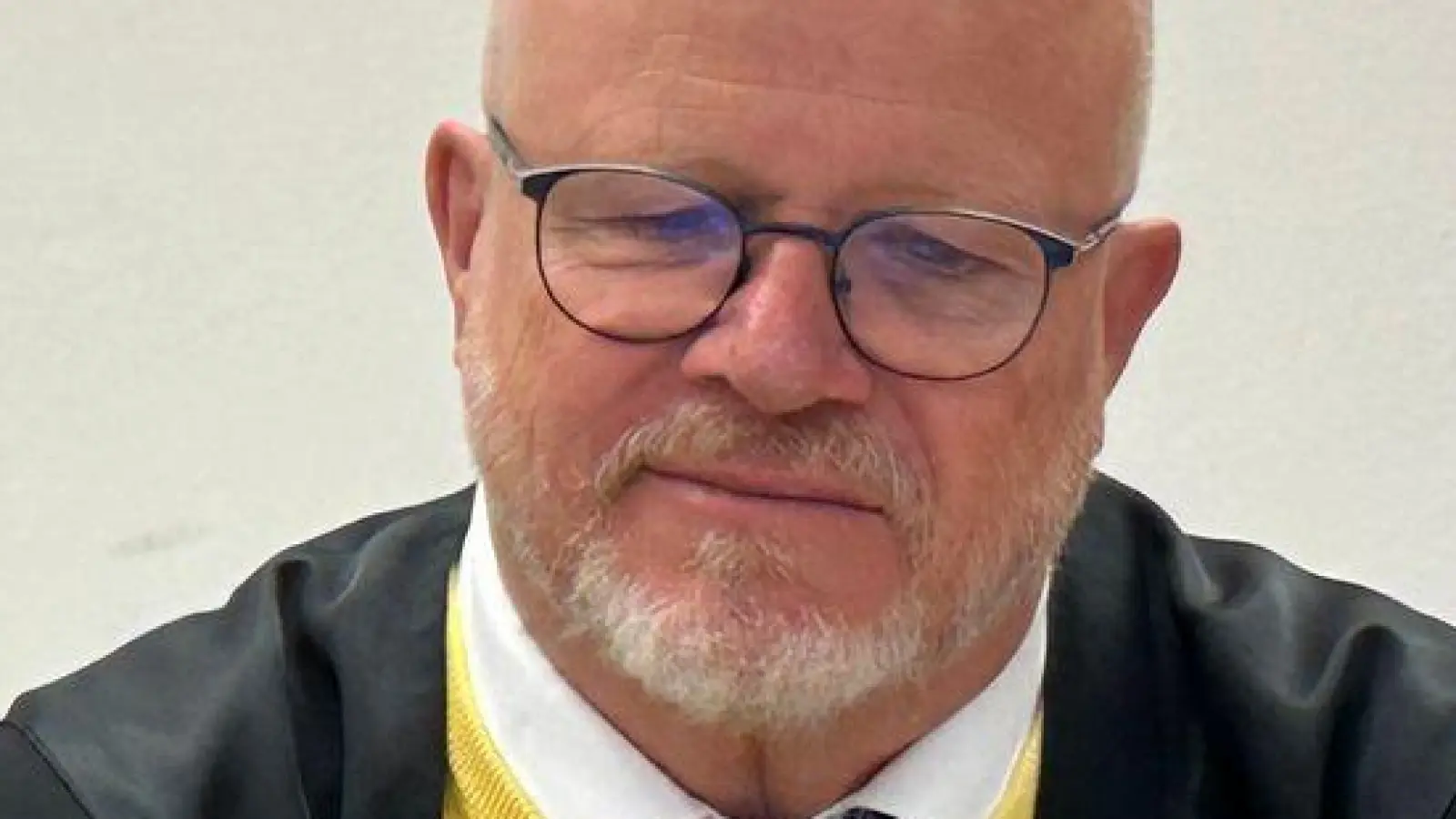 Einem Krankenpfleger wird vor dem Landgericht Landshut 15-facher Mordversuch vorgeworfen. Er soll in einer Landshuter Klinik Medikamente manipuliert haben. Weil diese an Patienten verabreicht wurden und weitere verabreicht hätten werden können, ist der Mann angeklagt. (Foto: Ute Wessels/dpa)