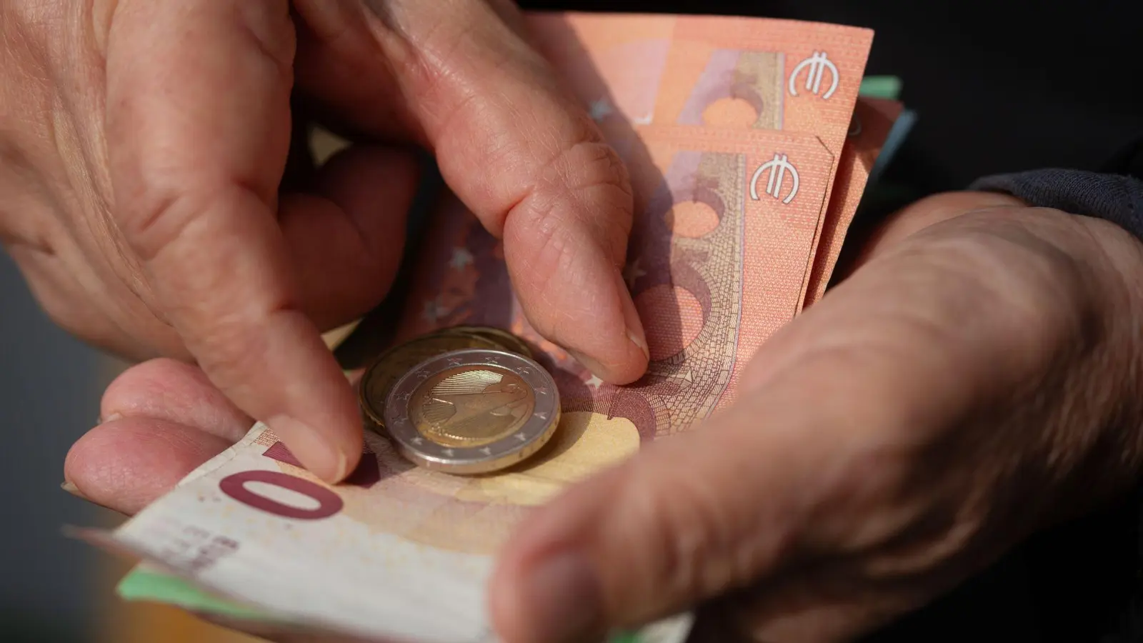 Wer im Alter nur auf die gesetzliche Rente zählen kann, muss in Zukunft womöglich noch mehr rechnen als bisher. (Symbolbild) (Foto: Fernando Gutierrez-Juarez/dpa)
