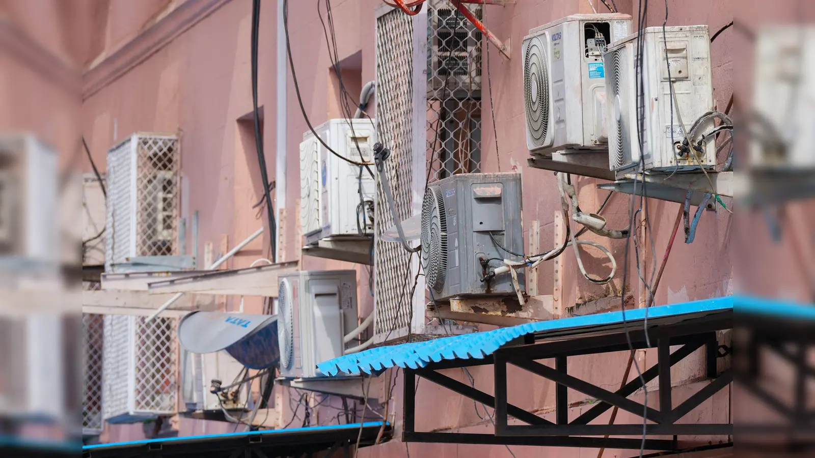 Klimaanlagen an der Hauswand des Wirtschaftsministeriums in Neu Delhi. (Foto: Soeren Stache/dpa)