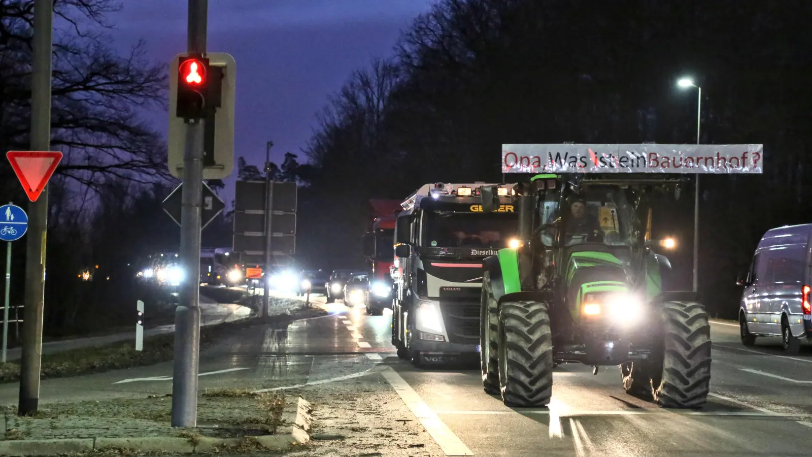 Am Mittwochmorgen fand im Ansbacher Stadtgebiet wieder ein Protestzug der Landwirte statt. Hierbei wurden wichtige Verkehrswege für den Pendlerverkehr behindert. (Foto: Tizian Gerbing)