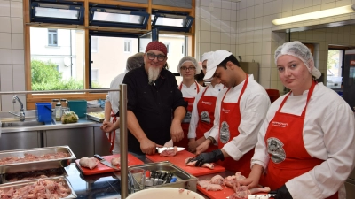 Wie löst man die Knochen aus einer Hühnerkeule richtig aus? Profikoch Stefan Marquard brachte den BSZ-Schülern auch Tipps und Kniffe bei, die vielleicht nicht ganz so oft im Lehrplan vorkommen. (Foto: Florian Schwab)