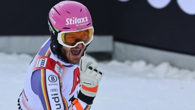 Linus Straßer jubelt über Platz drei im Slalom von Kitzbühel. (Foto: Marco Trovati/AP/dpa)