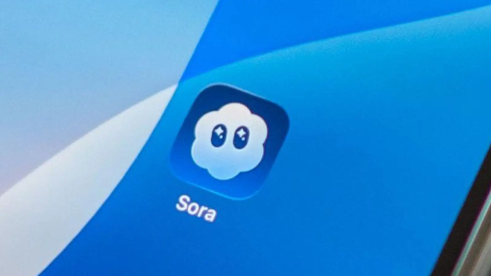 Mit Sora konnten Nutzer auch selbst in den per KI generierten Videos auftauchen. (Archivbild) (Foto: Andrej Sokolow/dpa)